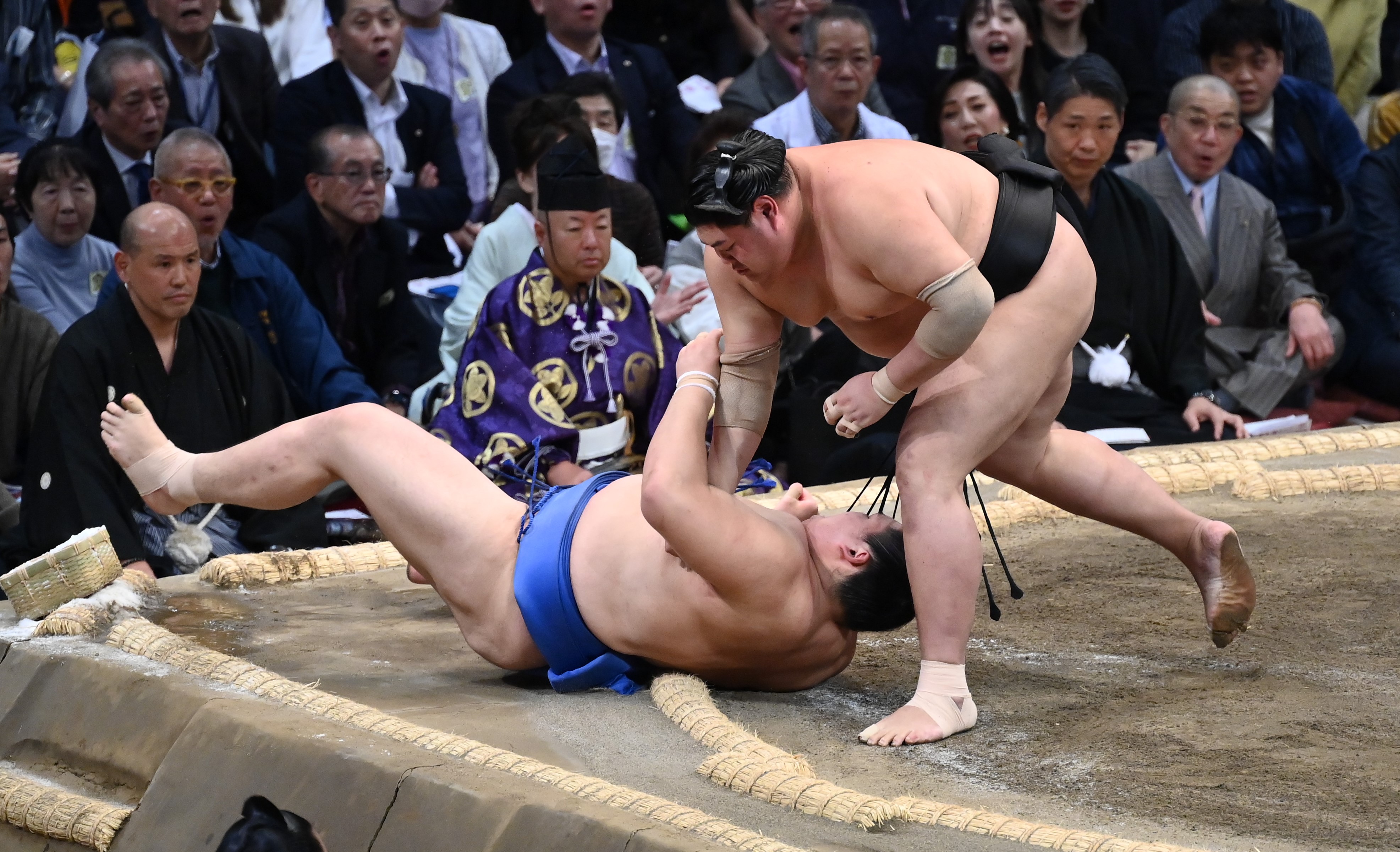 相撲編集部が選ぶ九州場所4日目の一番】新大関横転！ 大の里に土が