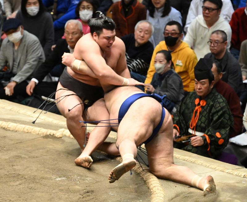 相撲編集部が選ぶ初場所13日目の一番】しぶとさ復活の霧島、土俵際の
