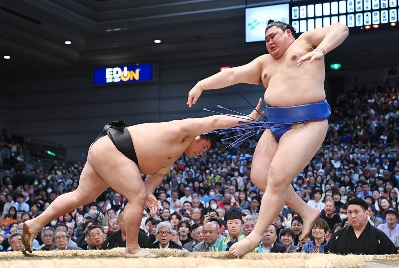 相撲編集部が選ぶ春場所4日目の一番】大の里、若元春に押し出され土