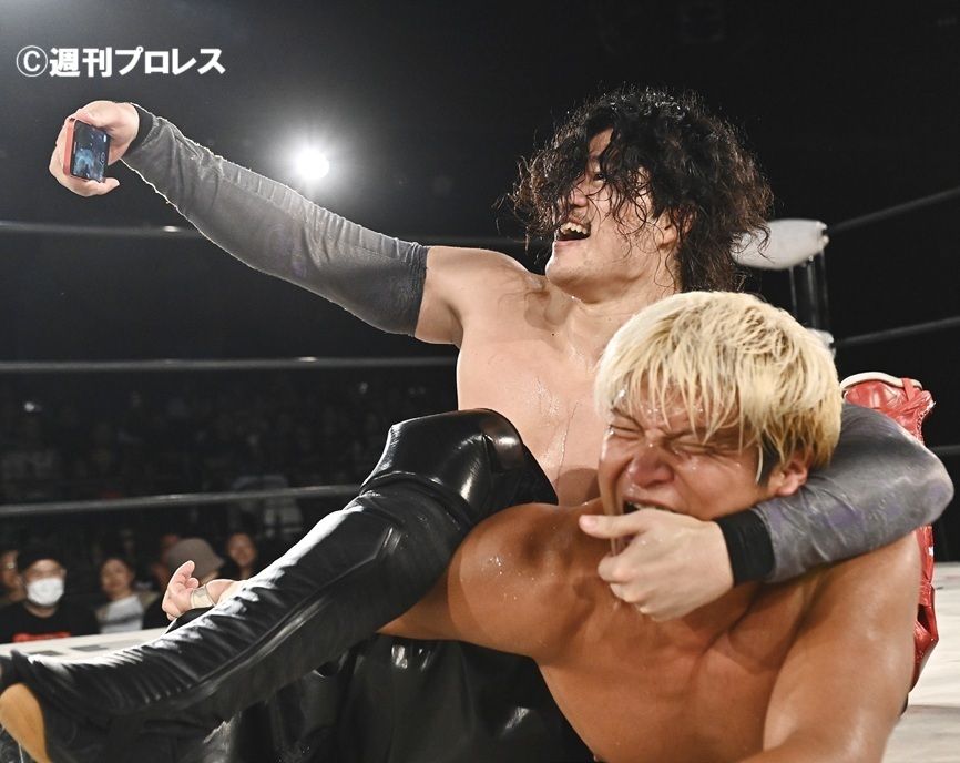GHCヘビー級王者のOZAWAが前哨戦で拳王に掟破りの逆拳王スペシャルを敢行しながらスマホで動画を撮影