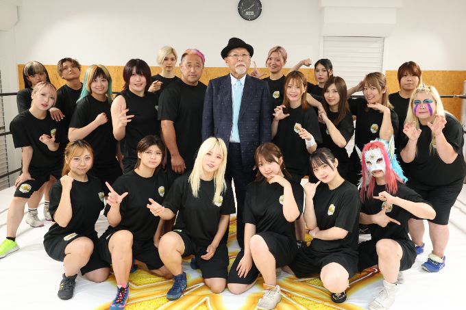 ロッシー小川代表（中心）の理想とするプロレスの具現化を目指すという近藤