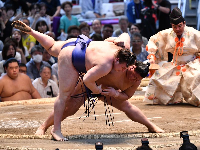 相撲編集部が選ぶ名古屋場所14日目の一番】草野が左右の攻めで安青錦