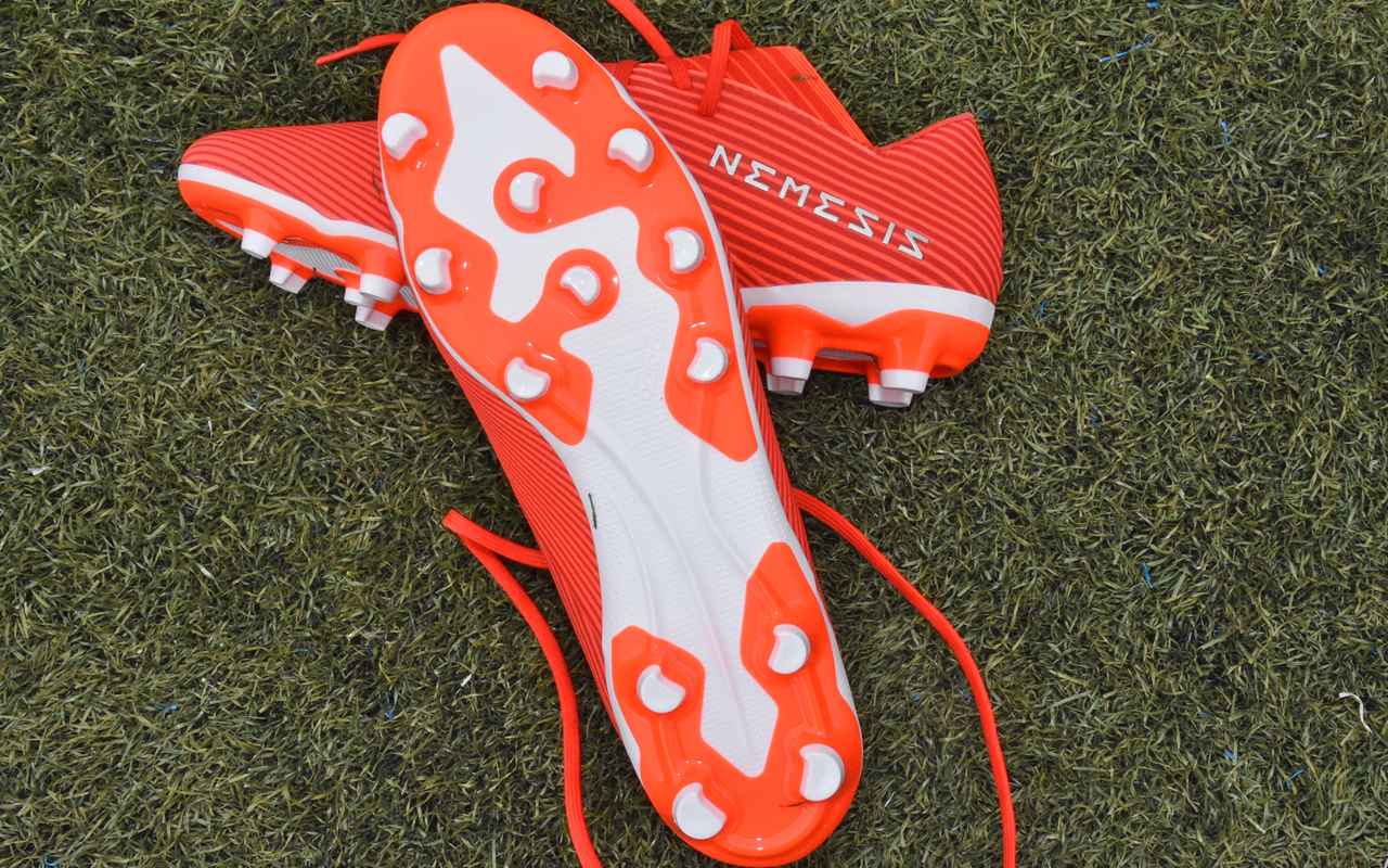 サッカースパイクシューズ　adidas ネメシス　19㎝　赤 覚醒、瞬殺フィット。進化を遂げた NEMEZIZ 19 新登場