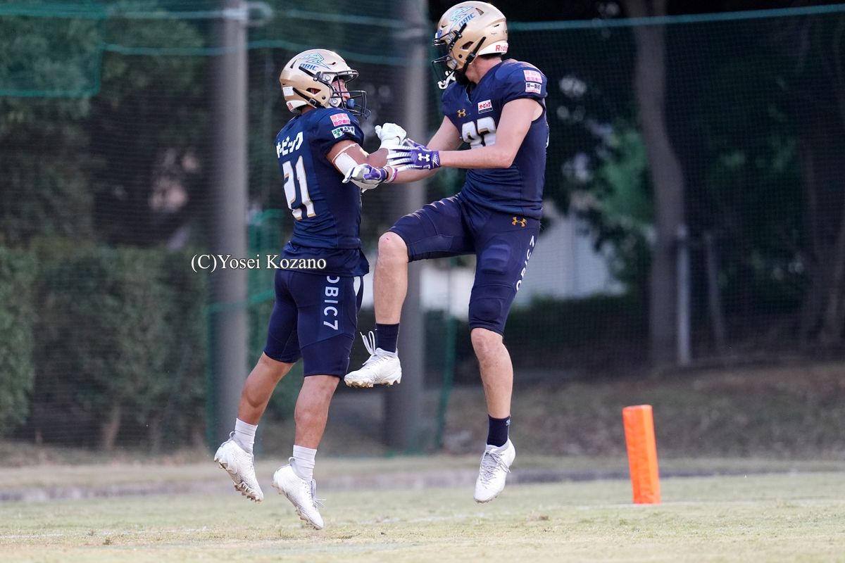 【オービックvsオール三菱】オービックのルーキーRB長尾（左）がTD後にセレブレーション＝撮影：小座野容斉