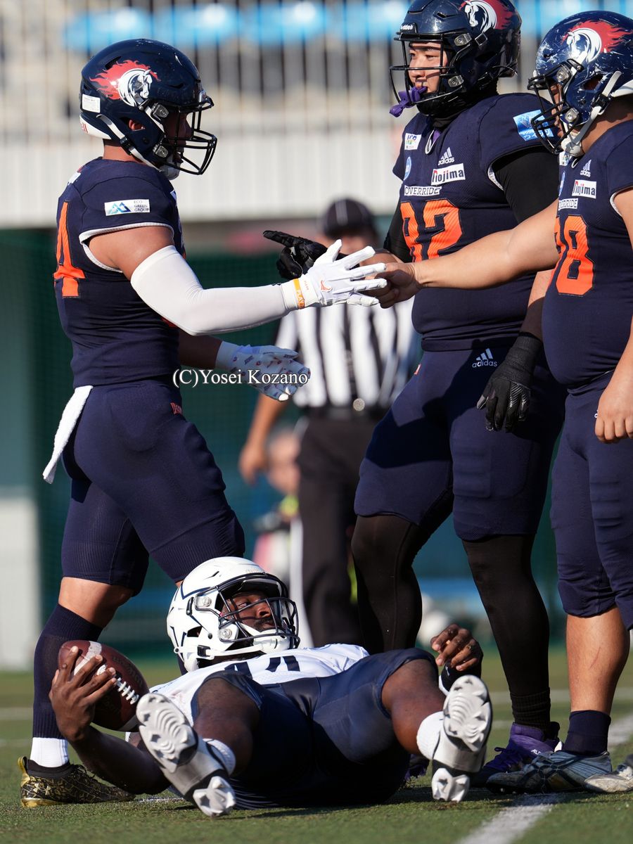 【ノジマ相模原vsシルバースター】ノジマ相模原LB梶川（左）がシルバースターのQBアイソムをサック＝撮影：小座野容斉
