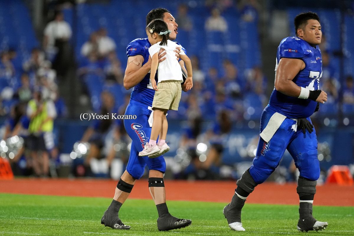 【東京ガス vs IBM】試合開始のコイントスに、愛娘と参加した東京ガスQB徳島=撮影：小座野容斉