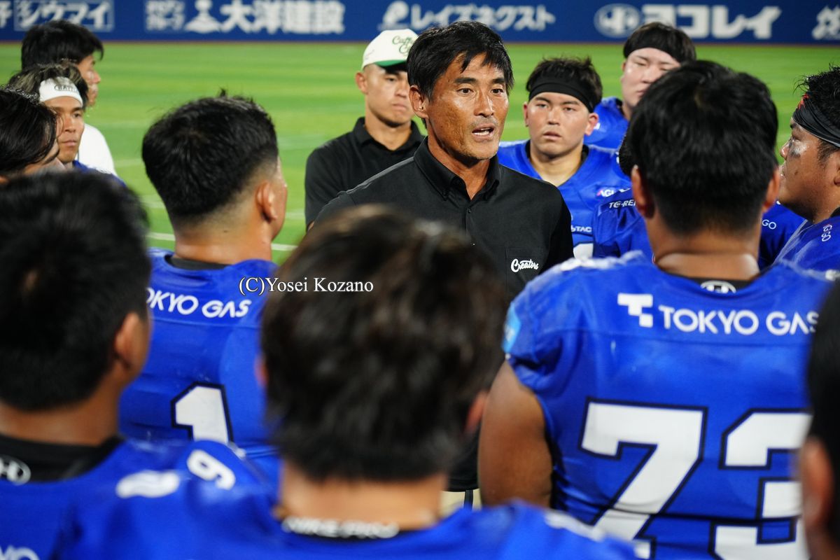 【東京ガス vs IBM】34－9でIBMに快勝。試合後のハドルで選手たちに語り掛ける東京ガスの板井主将=撮影：小座野容斉