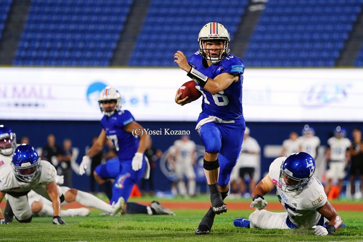 【東京ガス vs IBM】第１クオーター、東京ガスの４thダウンギャンブルから、QB徳島が１０ヤードを走ってTD=撮影：小座野容斉