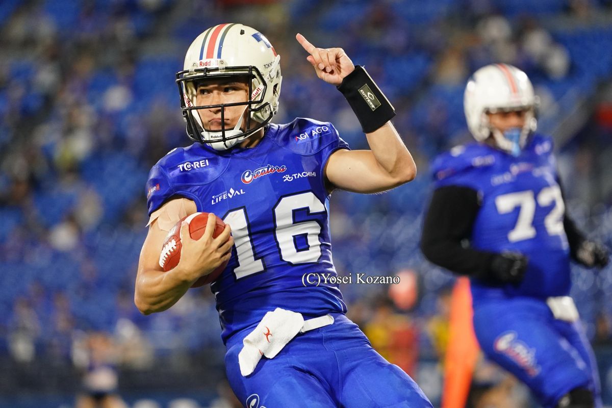 【東京ガス vs IBM】第１クオーター、東京ガスの４thダウンギャンブルから、QB徳島が１０ヤードを走ってTD=撮影：小座野容斉