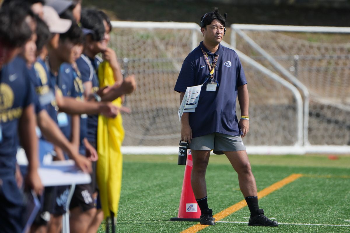 明治大・髙橋HC=撮影:北川直樹
