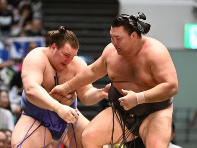 霧島が巻き替えにきたところ、タイミングよく出し投げを打つ安青錦。低く、うまいその相撲は上位の力士にとっては脅威だ
