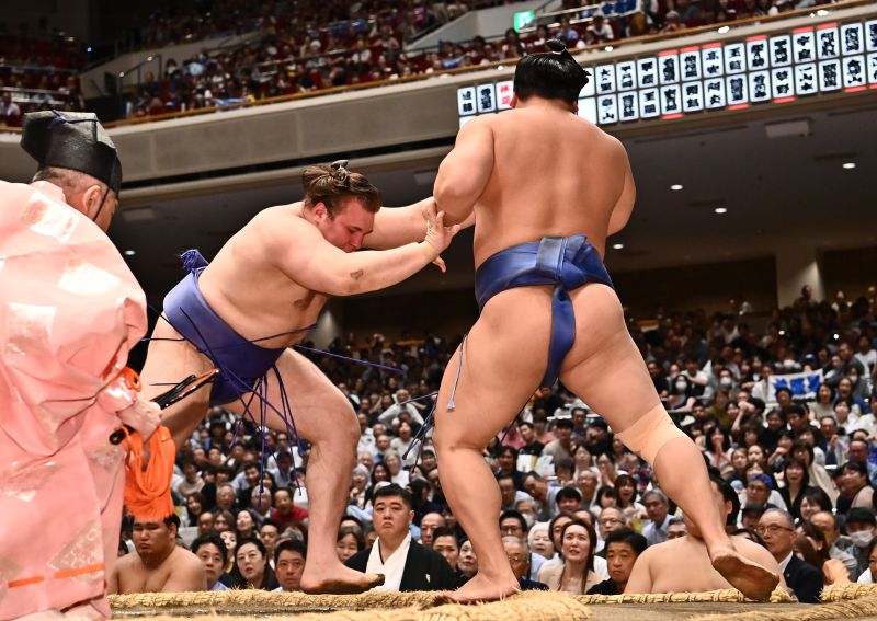 相撲編集部が選ぶ秋場所7日目の一番】注目の「低空対決」は後輩の安青