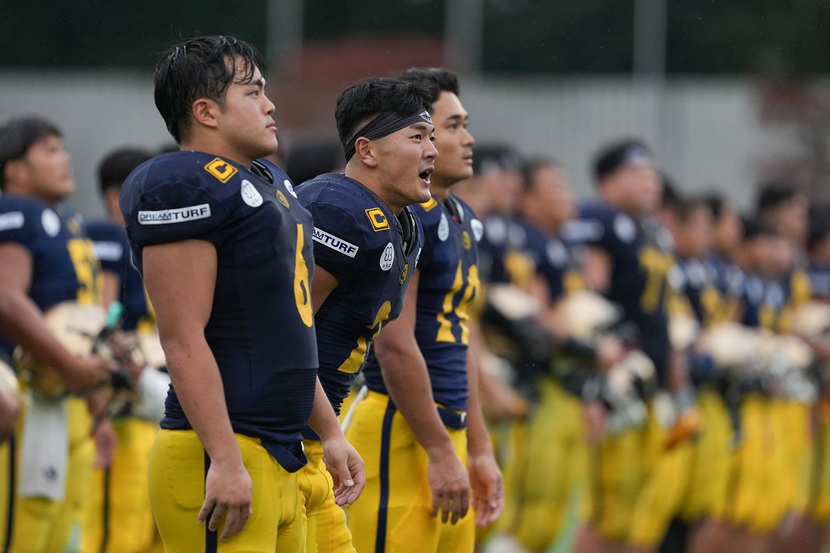 【明治大vs中央大】関東TOP8 としては初の1000ydsラッシャーとなった明治大のRB高橋周平(左手前から2人目)=撮影:北川直樹