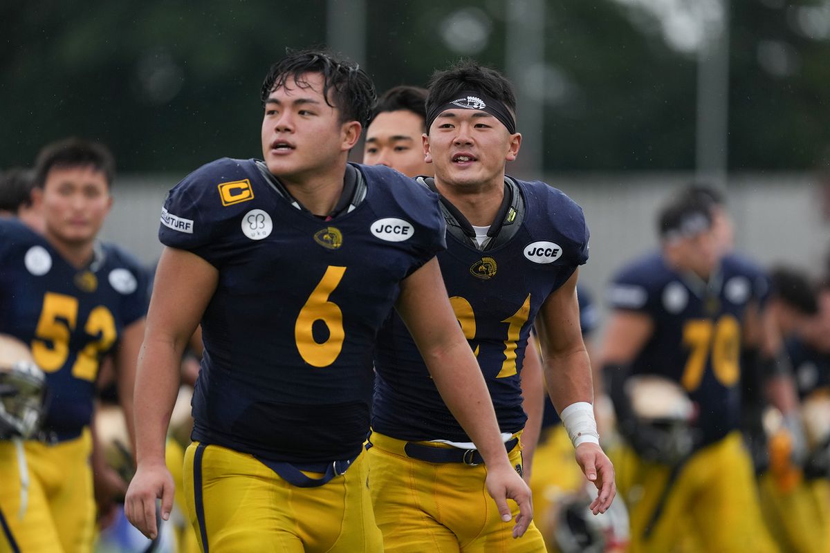 【明治大vs中央大】関東TOP8 としては初の1000ydsラッシャーとなった明治大のRB高橋周平(左手前から2人目)=撮影:北川直樹