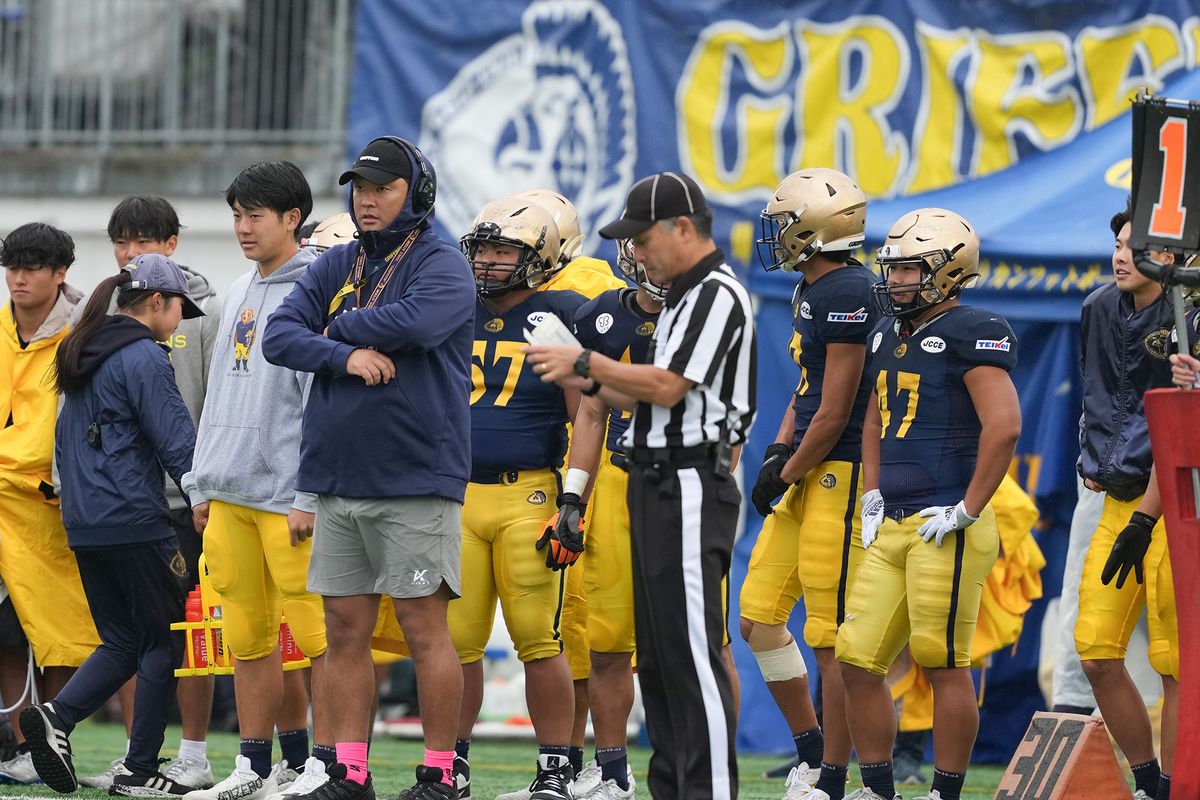 【明治大vs中央大】明治大の高橋輝ヘッドコーチ(前列中央左)=撮影:北川直樹