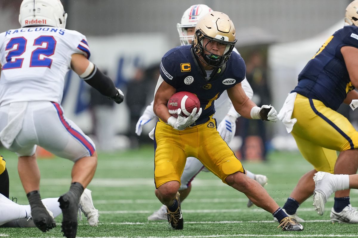 【明治大vs中央大】関東TOP8 としては初の1000ydsラッシャーとなった明治大のRB高橋周平=撮影:北川直樹