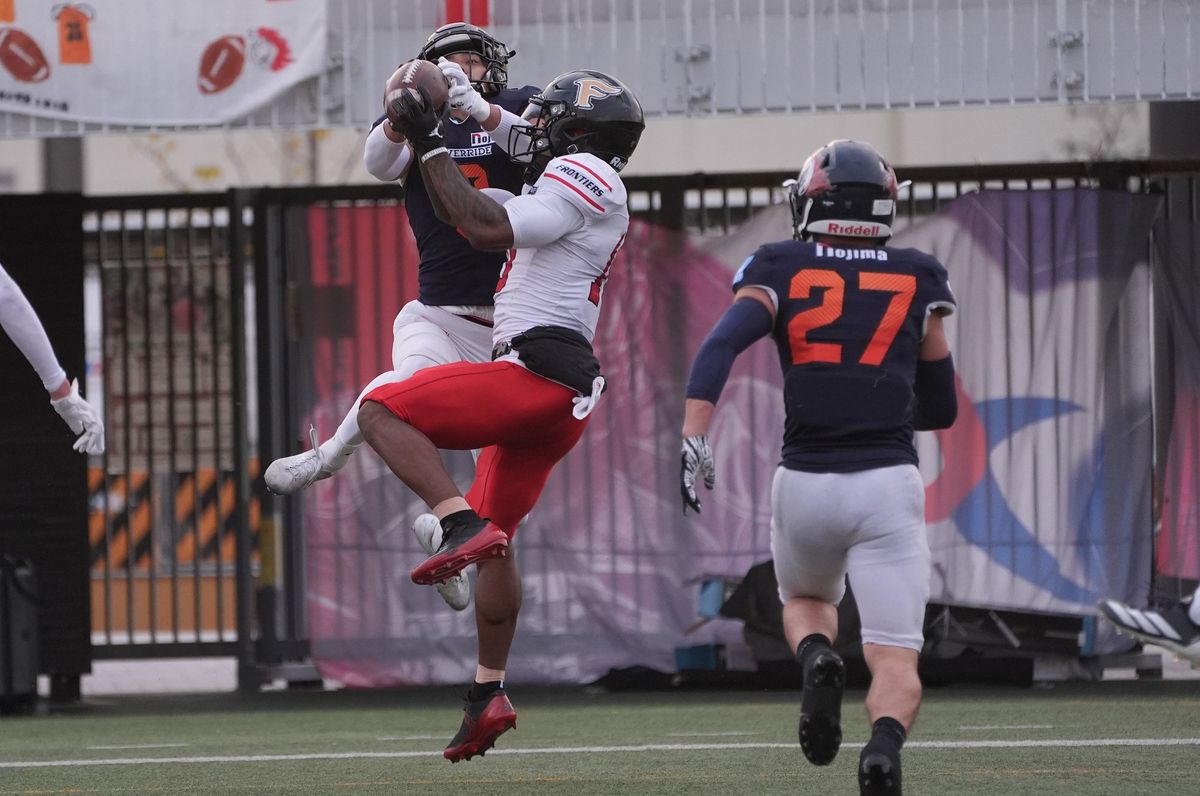 【富士通 vs ノジマ相模原】第2クオーター、富士通WRサマジー・グラントがパスをキャッチしTD。リードをさらに広げる=撮影:小座野容斉