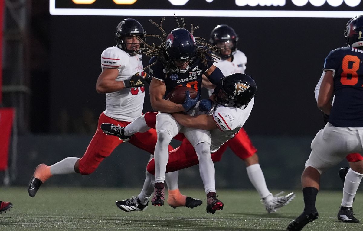 【富士通vsノジマ相模原】ノジマ相模原のエースWRテイ・カニンガムをタックルして止める富士通DB陣=撮影:小座野容斉