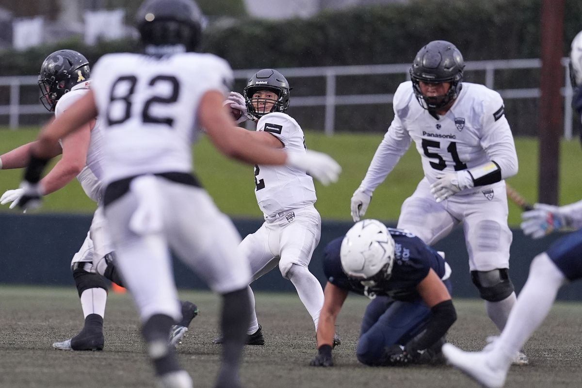 【パナソニックvsシルバースター】パナソニックのQB荒木が、台頭中のWR當間義昭（82）にパスを投じる＝撮影:小座野容斉