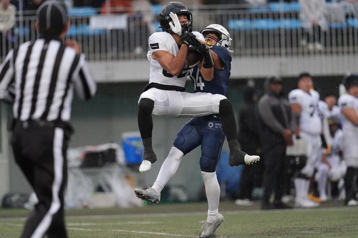 【パナソニックvsシルバースター】伸び盛りのWR當間義昭がQB荒木からのロングパスをキャッチ＝撮影:小座野容斉