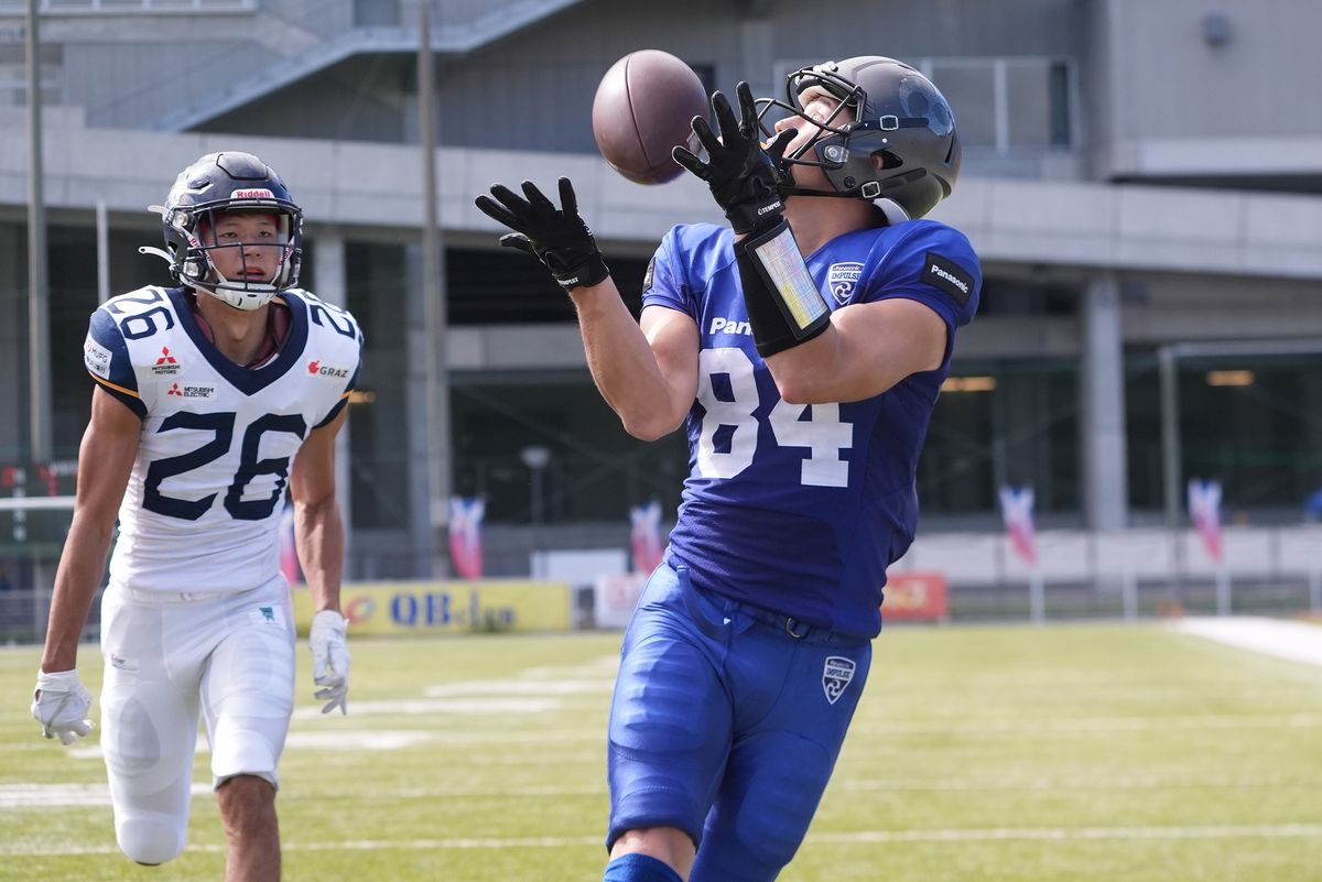 【パナソニックvs オール三菱】パナソニックWR長沼がQB荒木からのTDパスをレシーブ＝撮影:小座野容斉