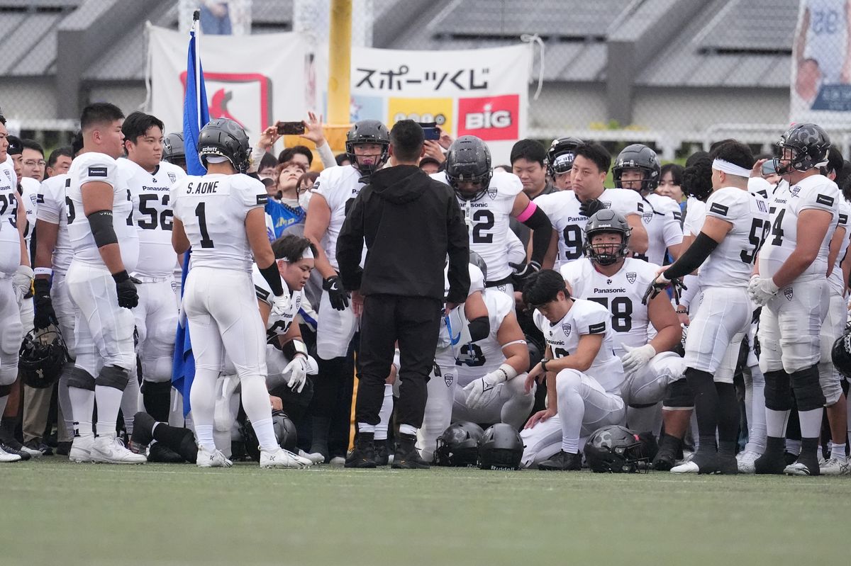 【パナソニックvsシルバースター】入場前、パナソニックの選手に話しかける高山HC＝撮影:小座野容斉