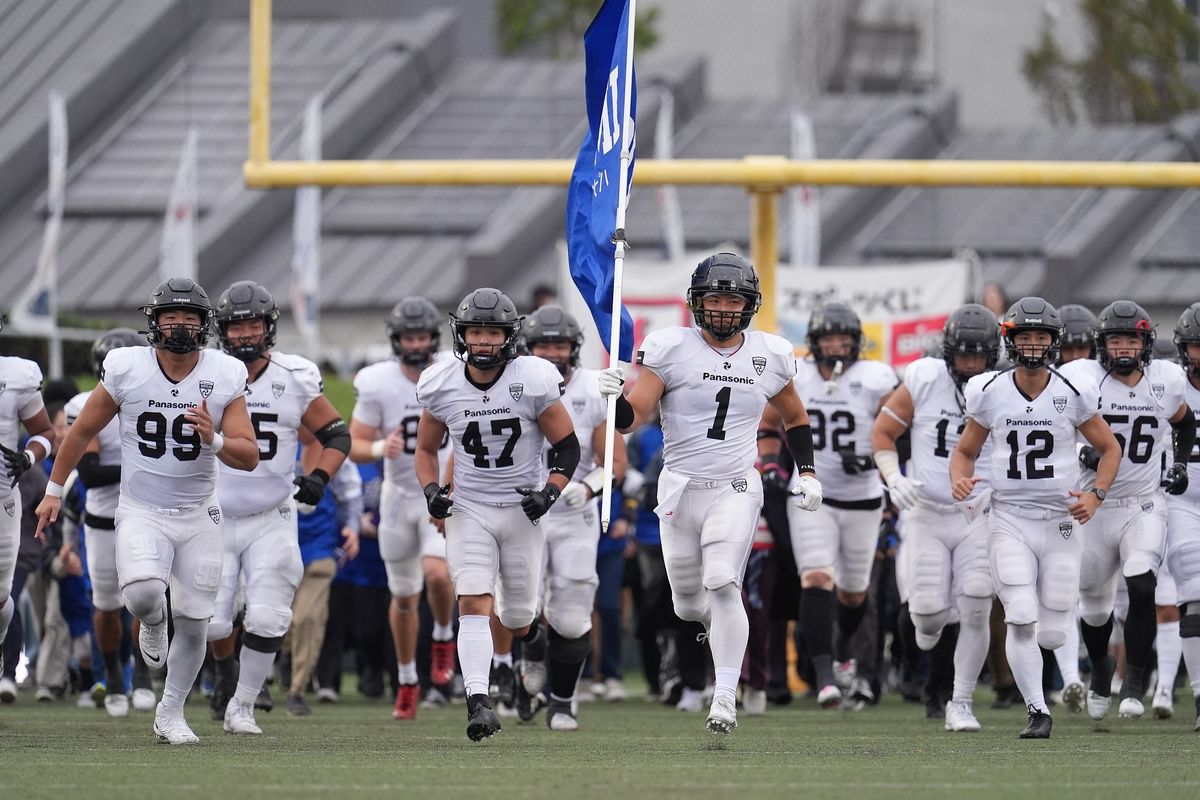 【パナソニックvsシルバースター】青根主将（1）を先頭に入場するパナソニックの選手たち＝撮影:小座野容斉