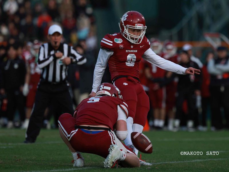 【アメフト】甲子園ボウル    ミルズ杯の立命館大K横井晃生   写真:佐藤誠