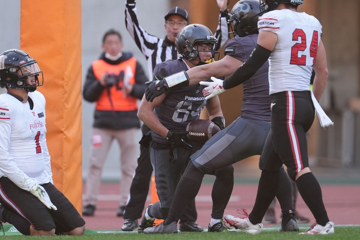 【パナソニックvs富士通】第3Q、パナソニックWR長沼晃平が34ヤードのTDパスをキャッチ=撮影:小座野容斉