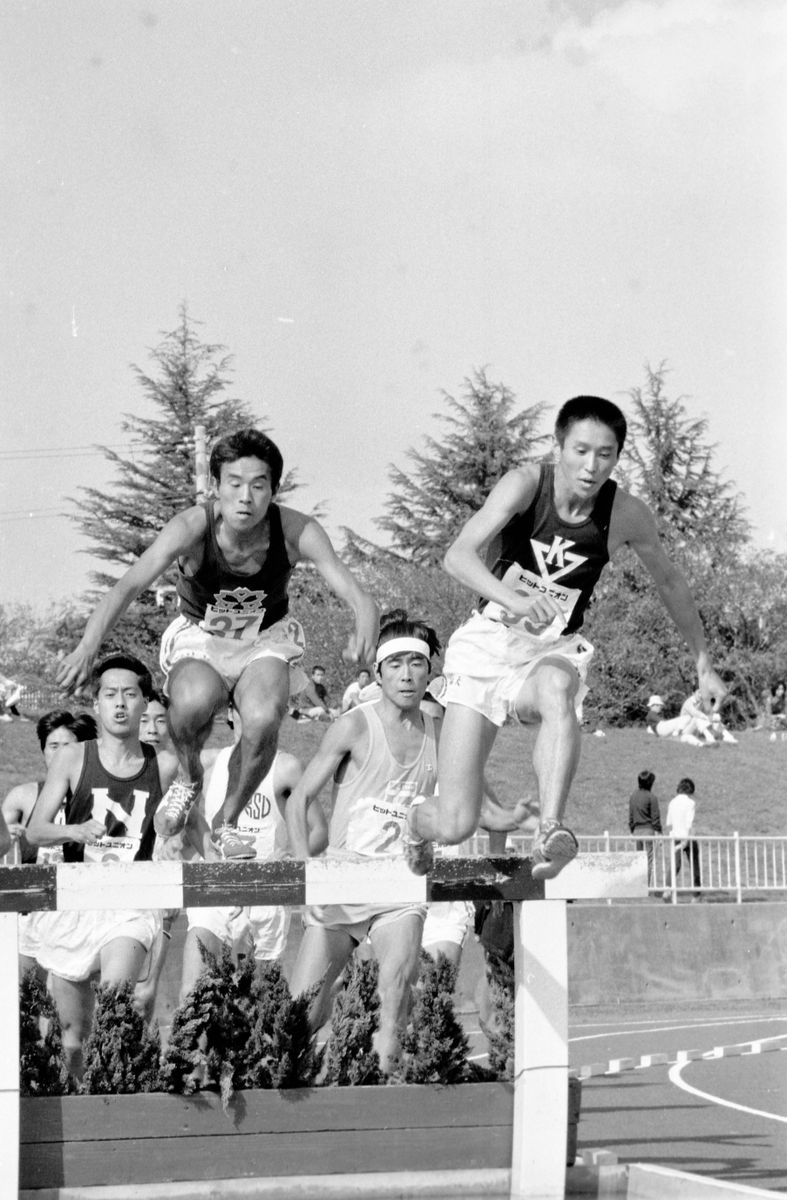 大越氏(右)は3000メートル障害で今も駒澤大の記録を持つ。写真は第47回日本インカレで2位に入賞したとき。左は新宅雅也氏