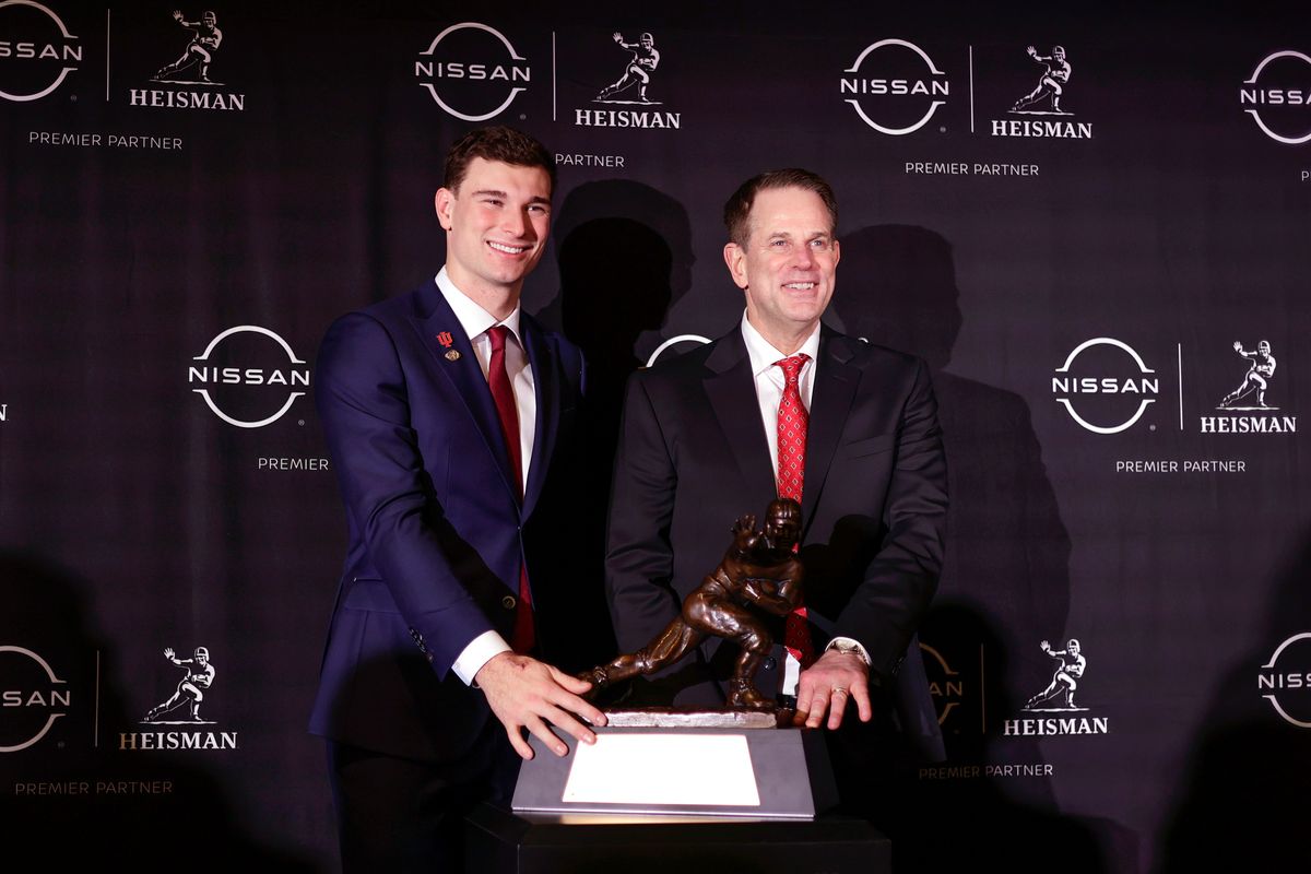 インディアナ大学を全米1位に導いた、ハイズマンウィナーのQBフェルナンド・メンドーサと、HCのカート・シグネッティ＝Photo by Getty Images