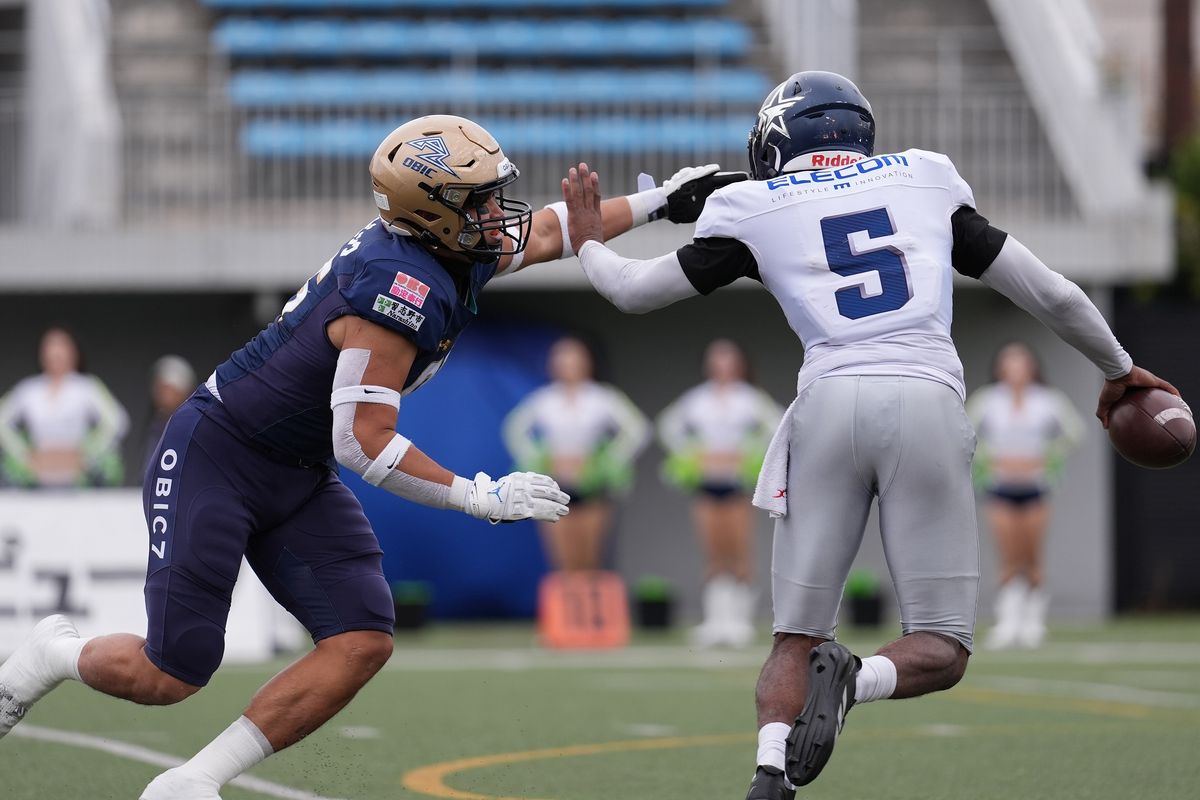 【オービックvs エレコム神戸】エレコム神戸QBピンデルにパスラッシュをするDE山田＝撮影：小座野容斉