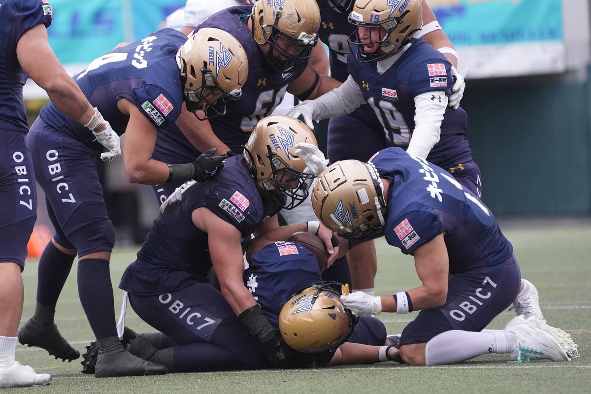 【オービックvs エレコム神戸】第4QパスをインターセプトしたDL樋口(中央下)を取り囲んで祝福するオービックディフェンス陣=撮影:小座野容斉