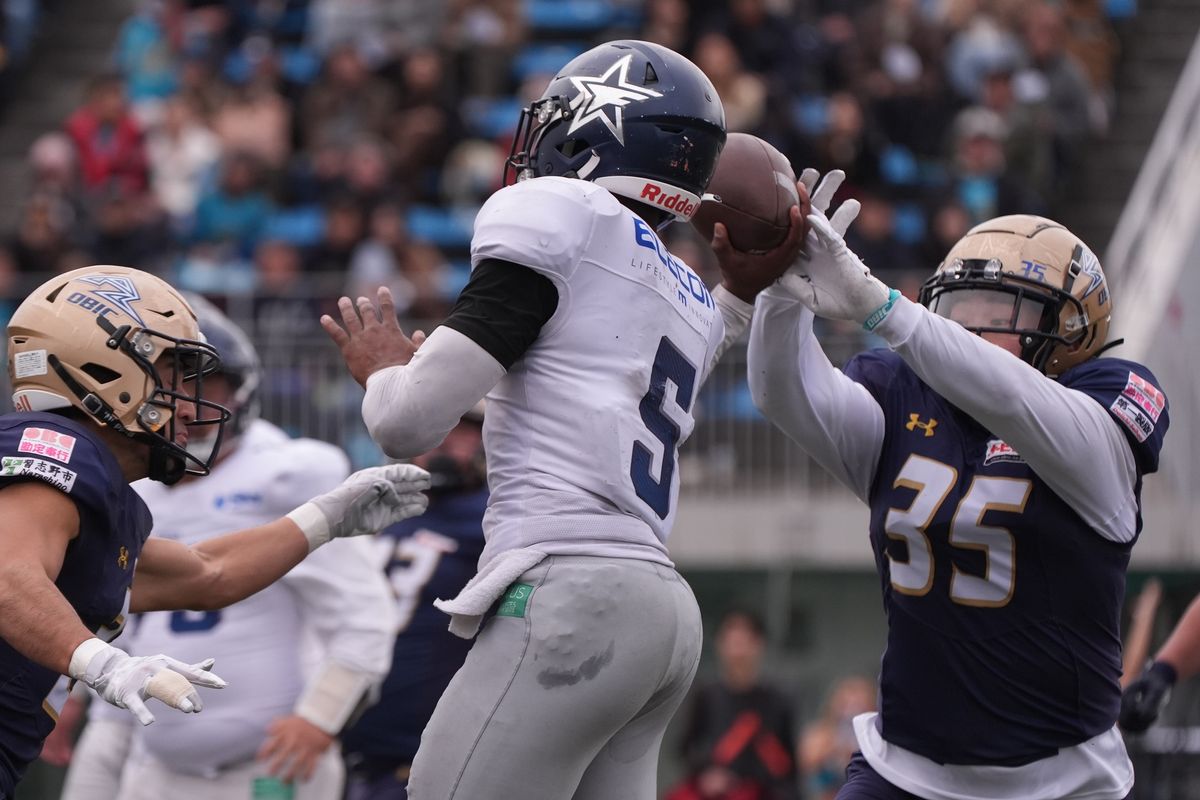 【オービックvs エレコム神戸】エレコム神戸QBピンデルにパスラッシュ、ボールを叩き落とそうとするDL池田=撮影:小座野容斉