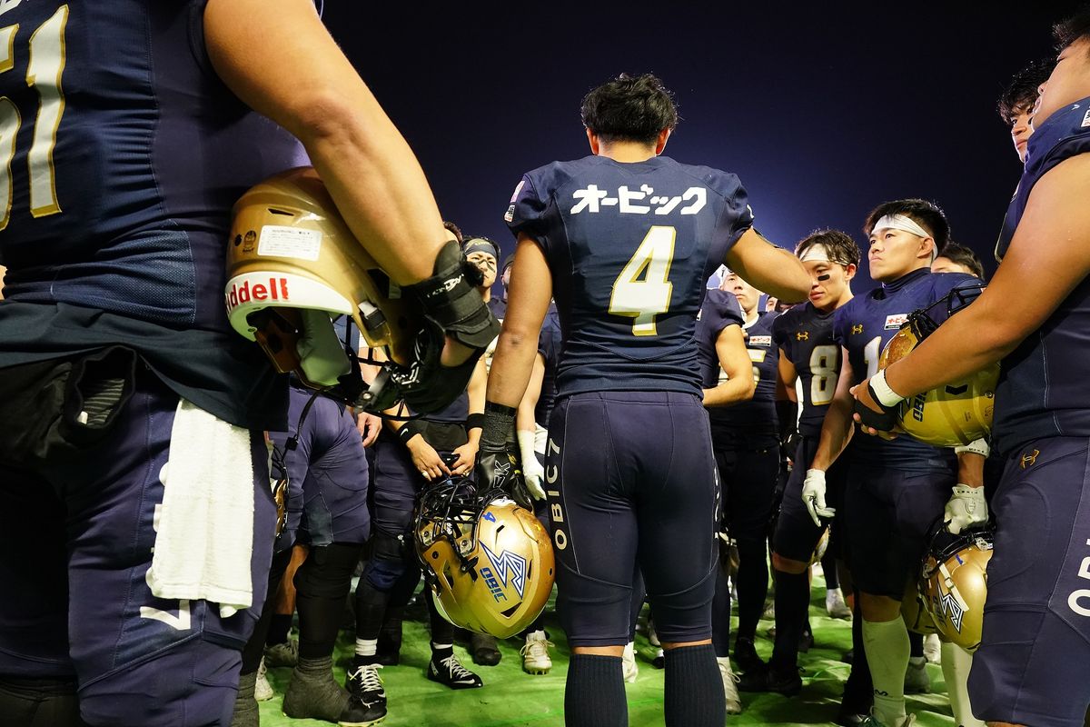 【オービックvs 東京ガス】「このままでは俺らは絶対に勝たれへん」ハドルで選手たちに語り掛ける坊農主将(#4)=撮影:小座野容斉