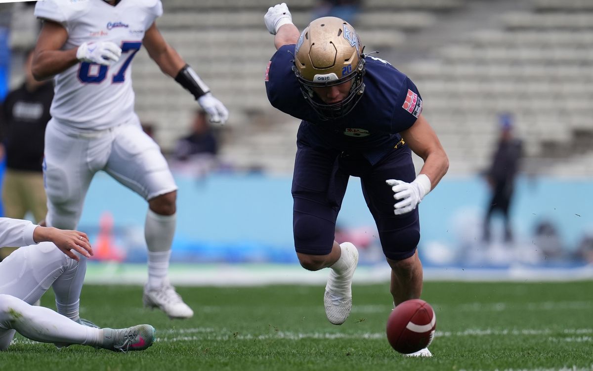 【オービックvs 東京ガス】第1QオービックLB張湧実がファンブルリカバー=撮影:小座野容斉