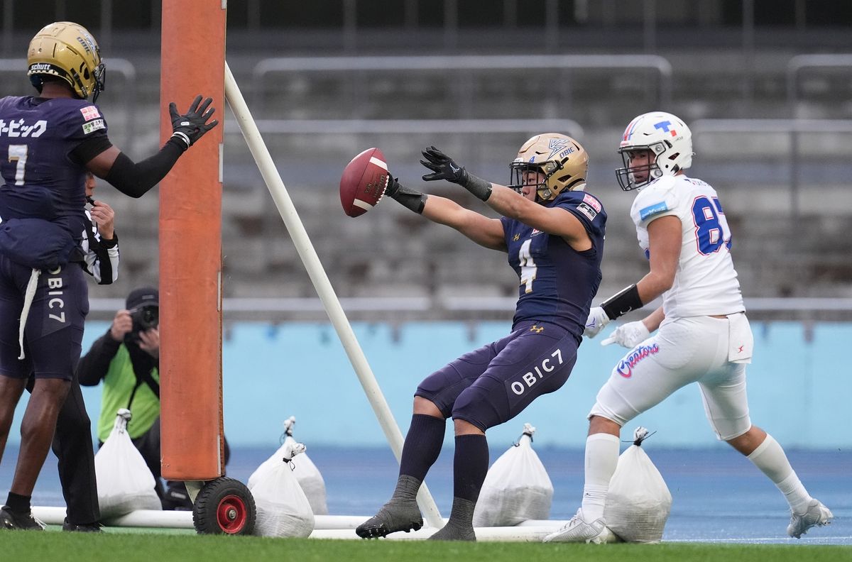 【オービックvs 東京ガス】第3QオービックDB坊農がエンドゾーンでTDパスキャッチを防ぐ=撮影:小座野容斉