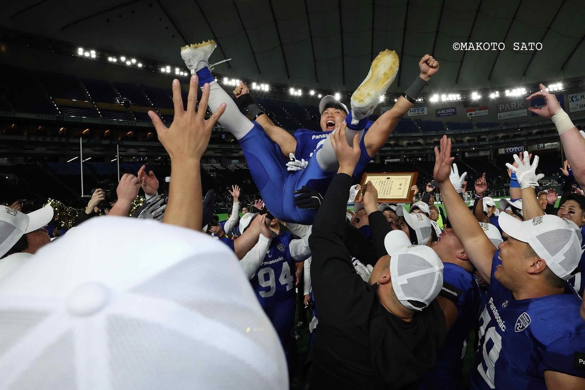 日本選手権・ライスボウル【パナソニックvsオービック】チーム史上初のライスボウル連覇を達成し胴上げされるパナソニックの青根主将＝撮影:佐藤誠