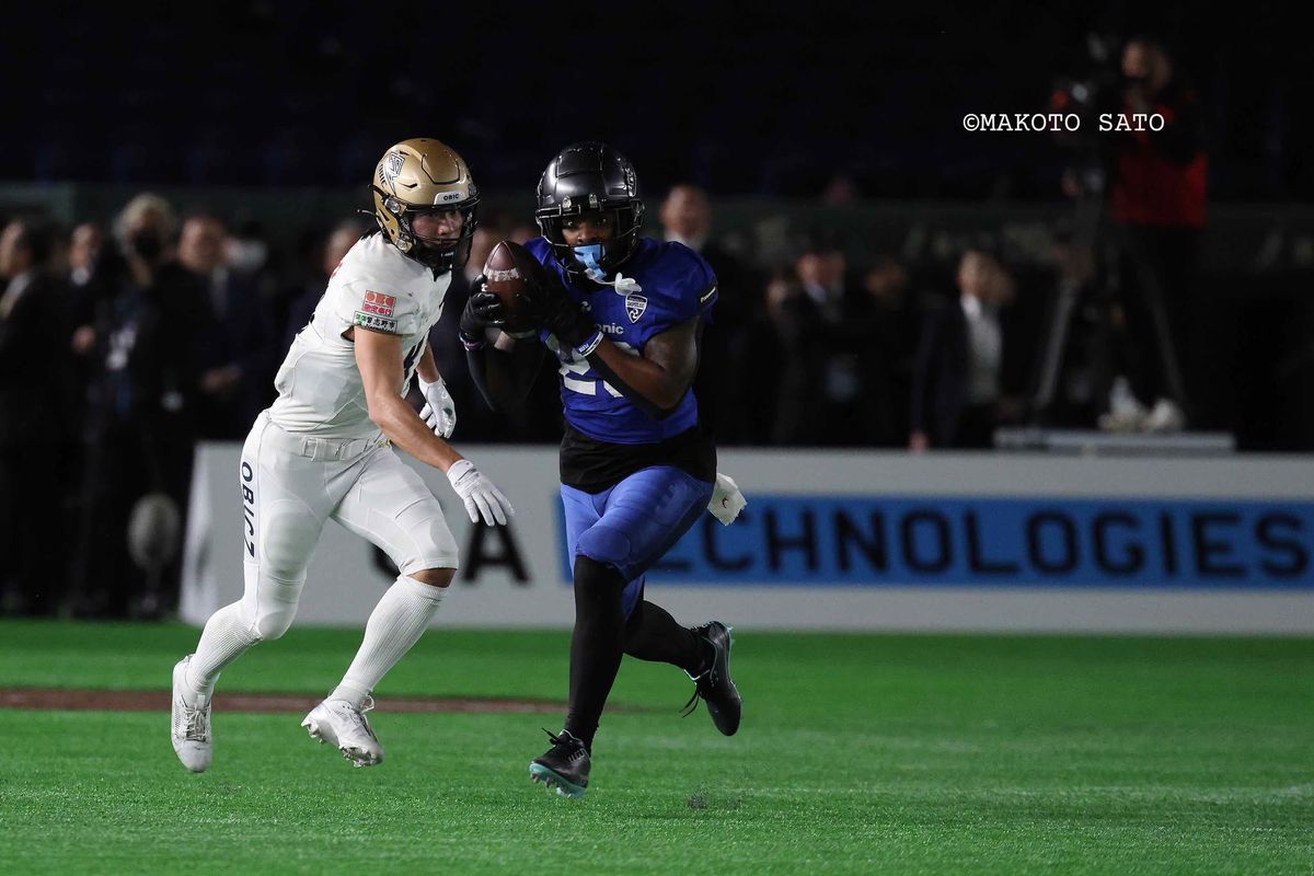 日本選手権・ライスボウル【パナソニックvsオービック】試合残り時間40秒。オービックQBホリーのパスをパナソニックDB コックスがこの試合2本目のインターセプト、激闘に終止符を打った＝撮影:佐藤誠