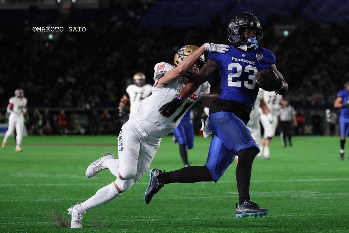日本選手権・ライスボウル【パナソニックvsオービック】試合残り時間40秒。オービックQBホリーのパスをパナソニックDB コックスがこの試合2本目のインターセプト、激闘に終止符を打った＝撮影:佐藤誠