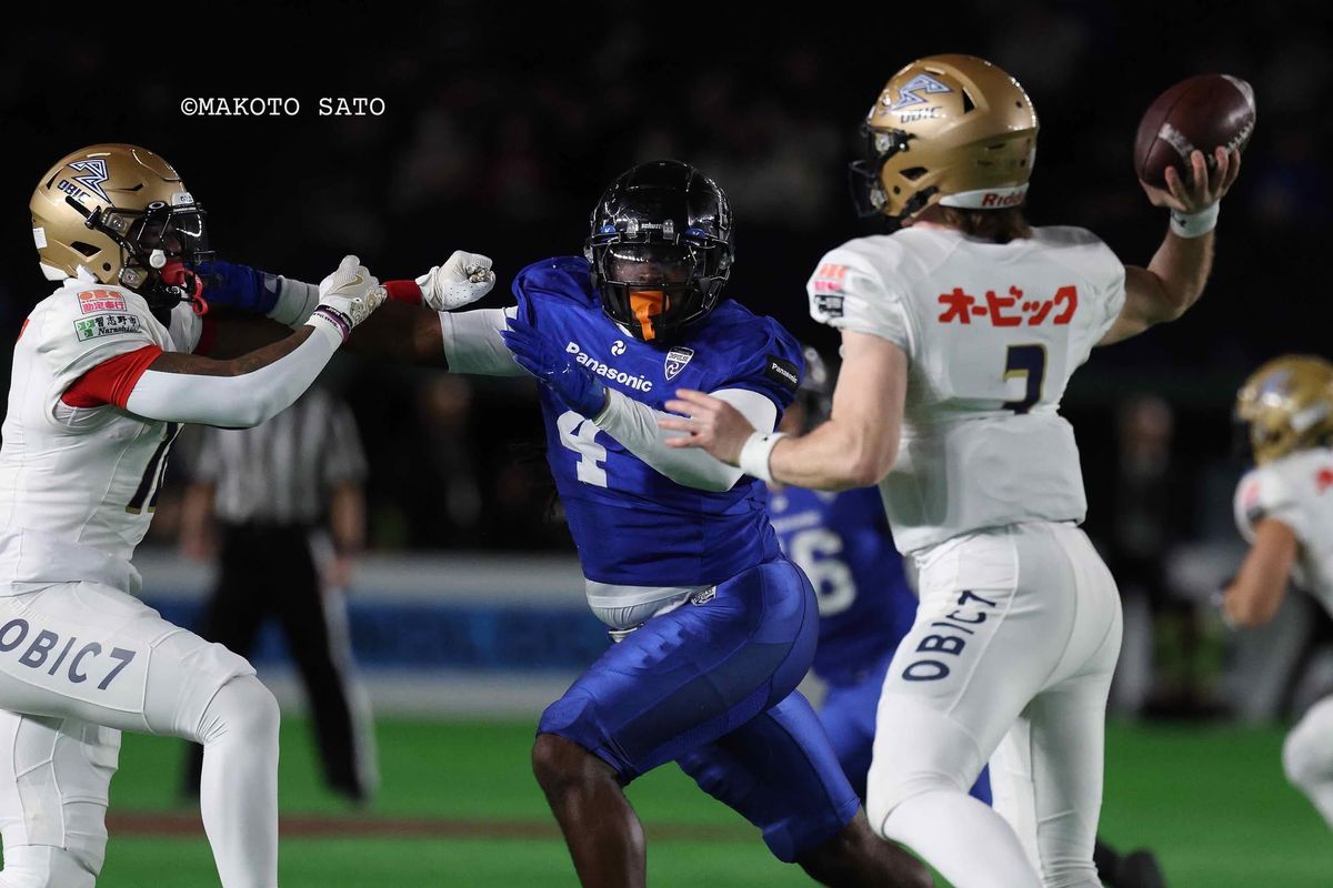 日本選手権・ライスボウル【パナソニックvsオービック】オービックQBホリーにラッシュするパナソニックOLBウィリアムズ＝撮影:佐藤誠