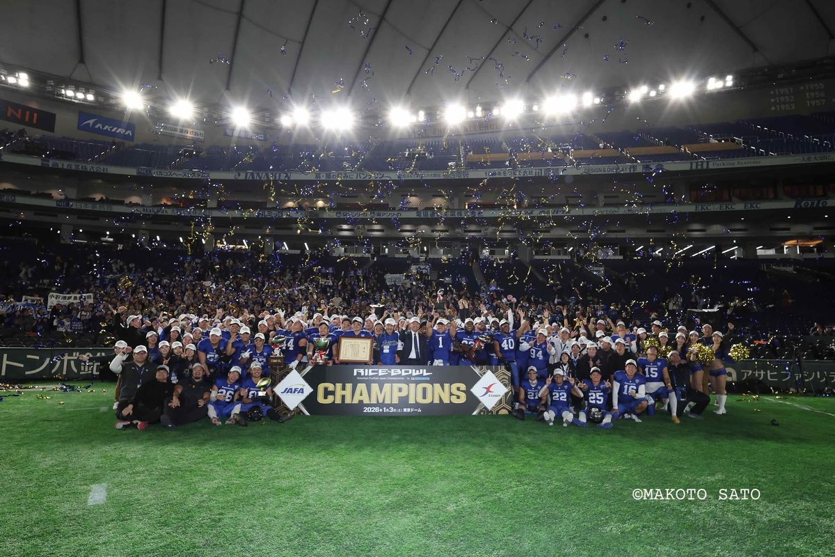 日本選手権・ライスボウル【パナソニックvsオービック】チーム史上初のライスボウル連覇を達成したパナソニックインパルスの選手・コーチ・スタッフ・チア＝撮影:佐藤誠