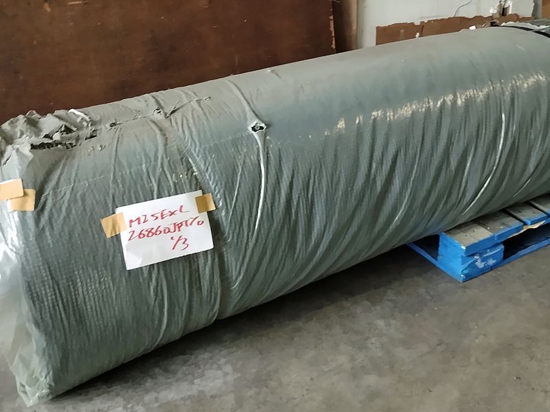 はるばるイタリアから運ばれてきた人工芝ロール