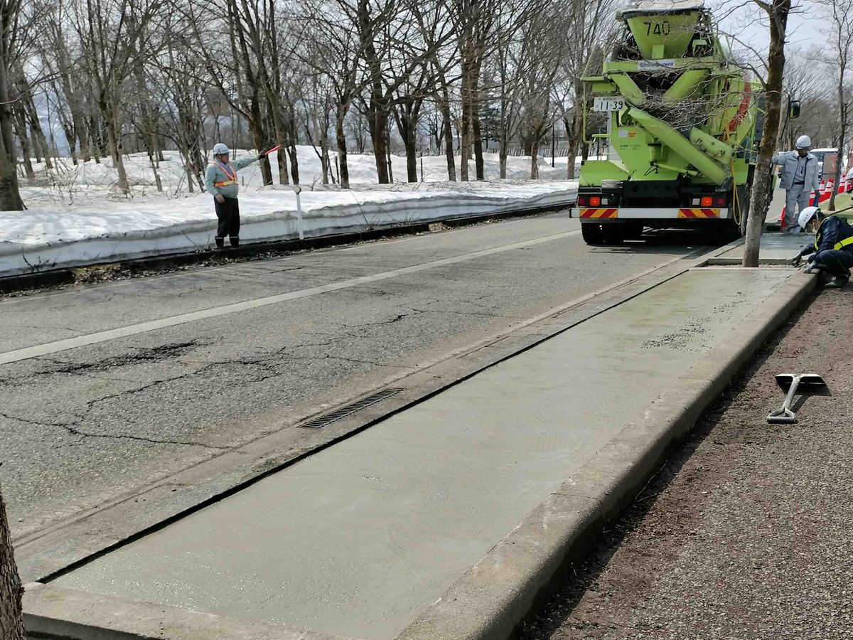 草木や土を取り除いた植栽桝にコンクリートを流し込む