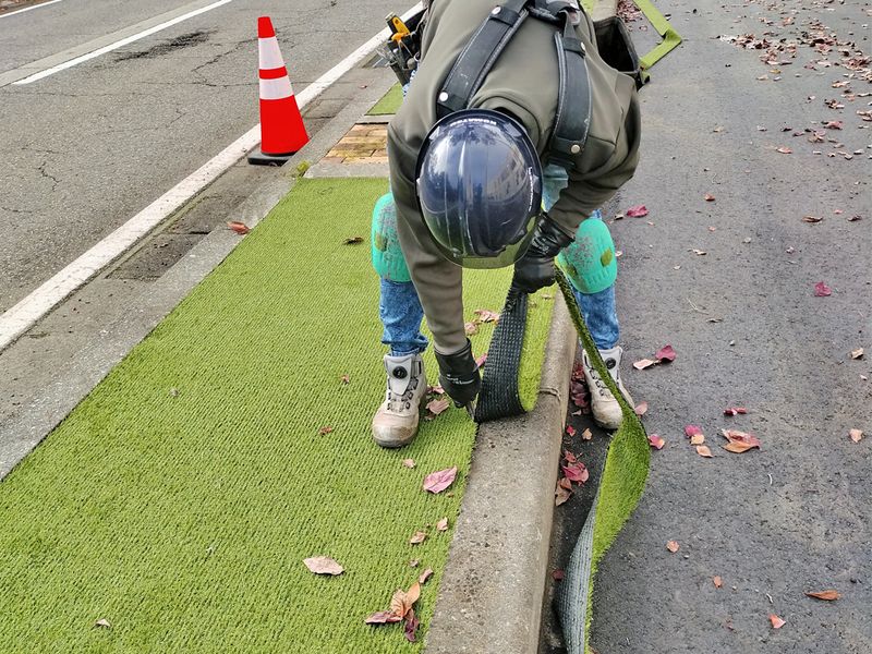 人工芝の幅を植栽桝に合わせてきっちりはまるようにカット