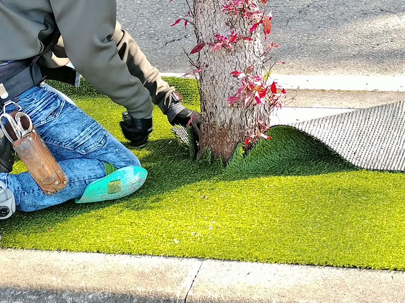木の根元に合わせて人工芝をカット
