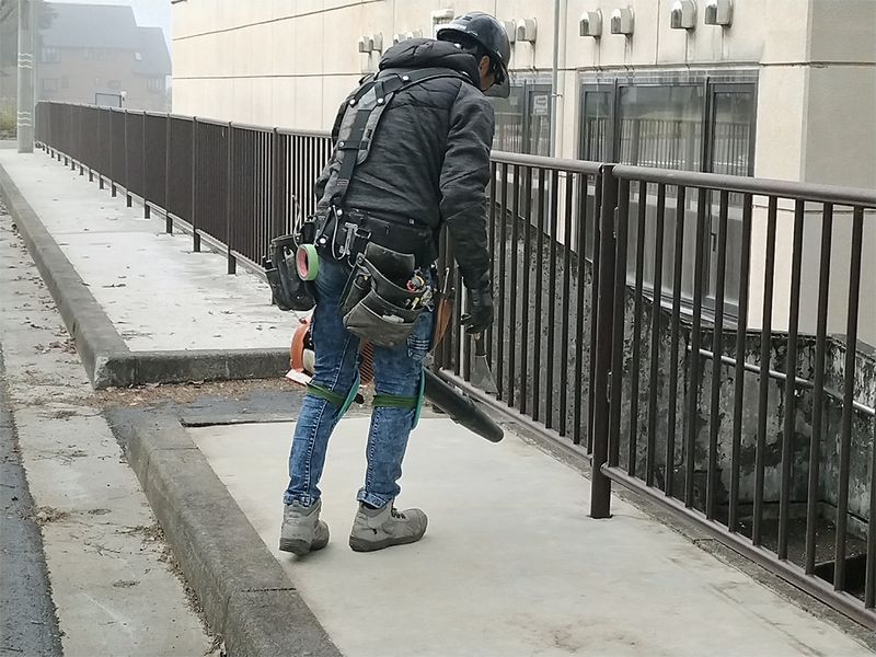 ブローワーでコンクリートの表面に残った水分と細かいゴミを飛ばす