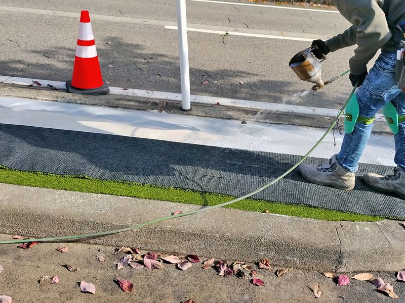 専用の散布スプレーで接着剤を吹き付ける