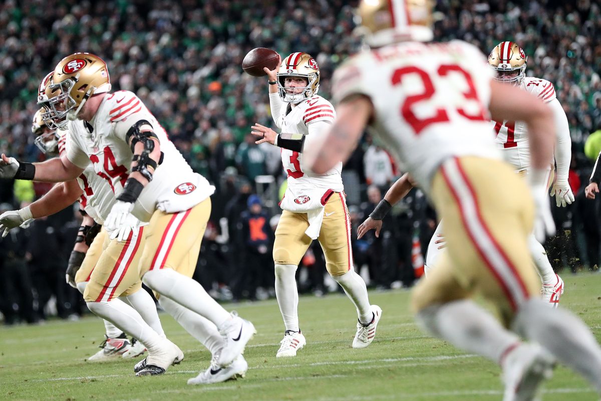 【49ers vsイーグルス】49ersのQBパーディーが、RBマカフリーへのパスを狙う＝Getty Images