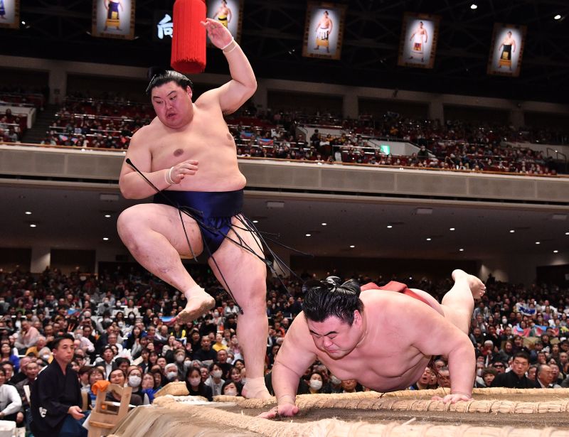 イカツイ土俵 相撲編集部が選ぶ初場所5日目の一番】大の里、きわどい土俵際も、“義